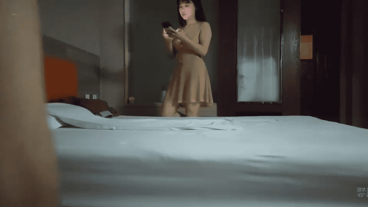 【小马探花】妹子洗完澡换上性感睡衣,大奶乳推舔屌按头插嘴,口活不错乳推最后射在嘴里